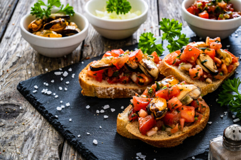 Recette de pain grillé aux tomates et moules : une option simple pour les repas rapides.