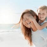 Les vacances familiales renforcent le lien parent-enfant, selon des études récentes.