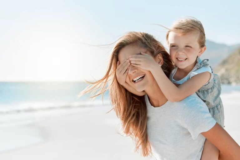 Les vacances familiales renforcent le lien parent-enfant, selon des études récentes.