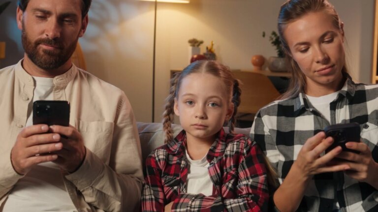 Les parents sur leur téléphone créent des troubles de l’attachement chez leurs enfants.
