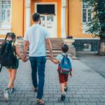Un élève transféré d’école en raison du comportement violent d’un parent en France.