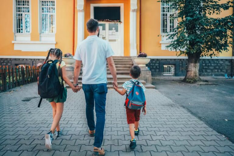 Un élève transféré d’école en raison du comportement violent d’un parent en France.