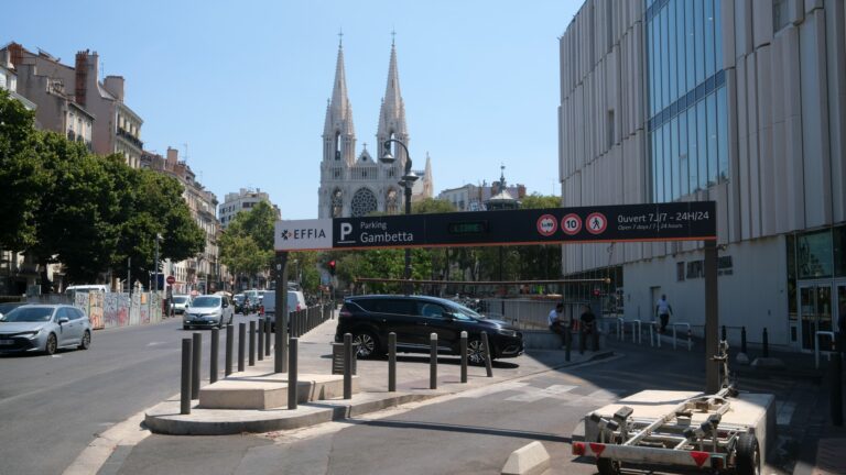 À Gambetta et au Cours Ju, l’accès au parking reste problématique pour les personnes à mobilité réduite.