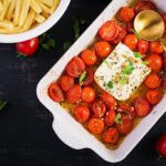 Pâtes à la feta et aux tomates cerises au four : une recette simple à réaliser.