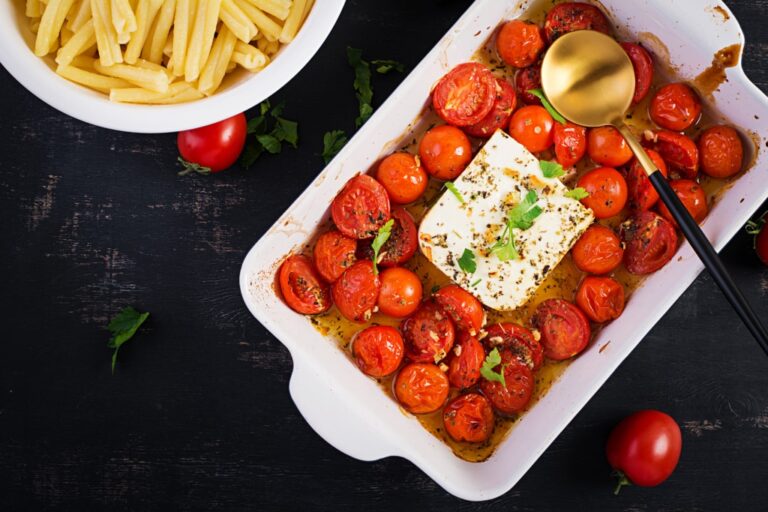 Pâtes à la feta et aux tomates cerises au four : une recette simple à réaliser.