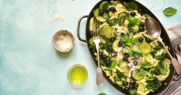 Recette de pâtes d’été aux courgettes, olives noires et basilic pour une cuisine méditerranéenne.