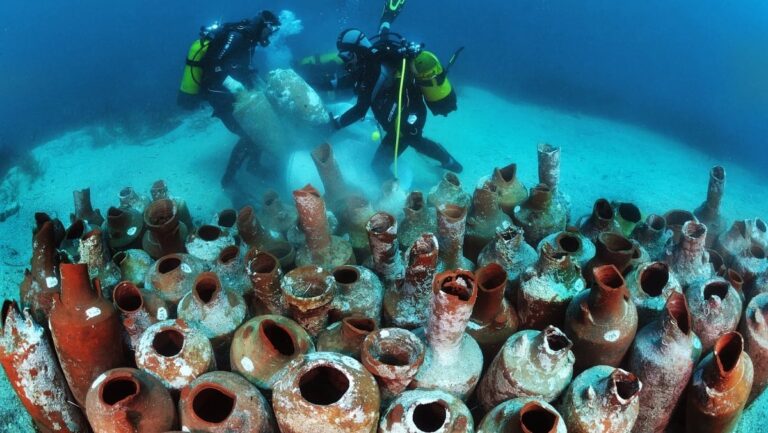 Les amphores de Cousteau remises à l’eau par des chercheurs marins en Méditerranée.