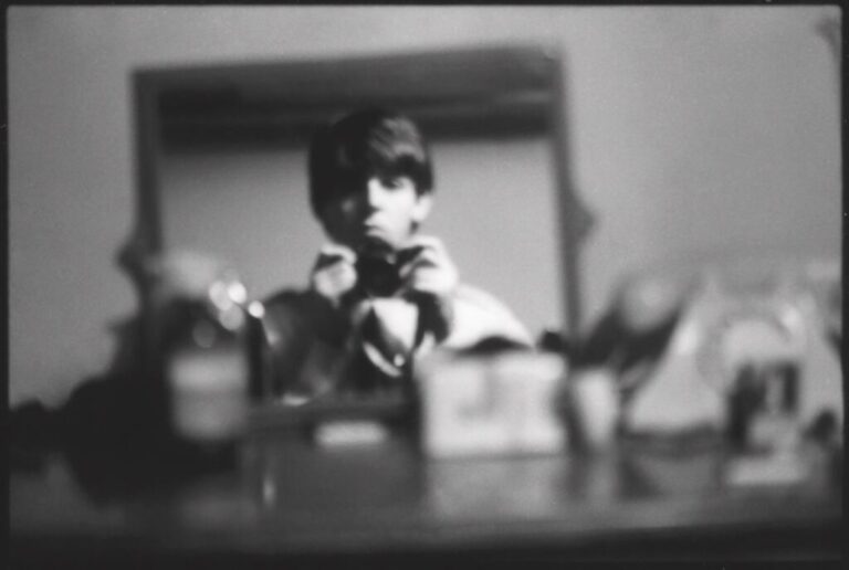 Paul McCartney présente une exposition photographique : reflet d’une époque calme.