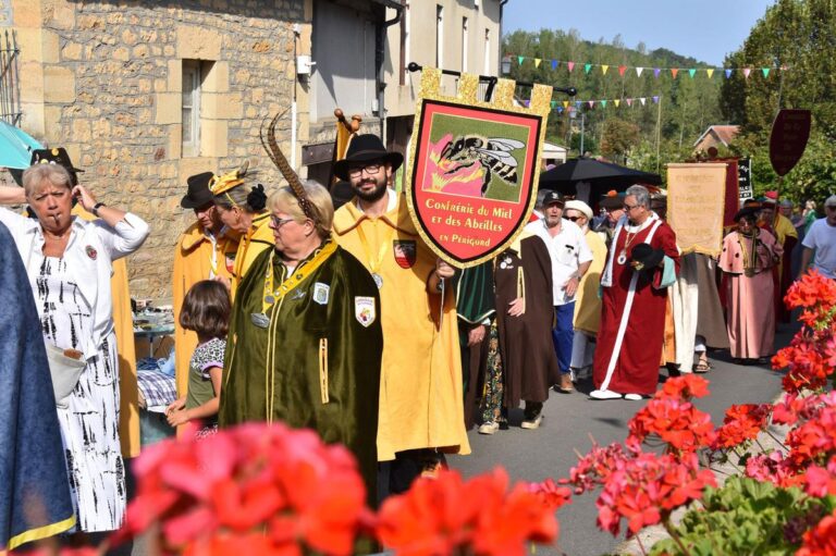 Dordogne : les confréries du Périgord présentent leur savoir-faire lors du Tour de France.