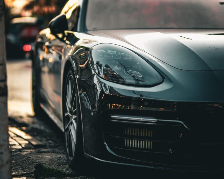 Porsche annonce la suppression de 5000 postes dans un plan de restructuration.