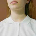 Le polo, vêtement prisé pour son élégance et sa polyvalence dans le secteur de la mode.