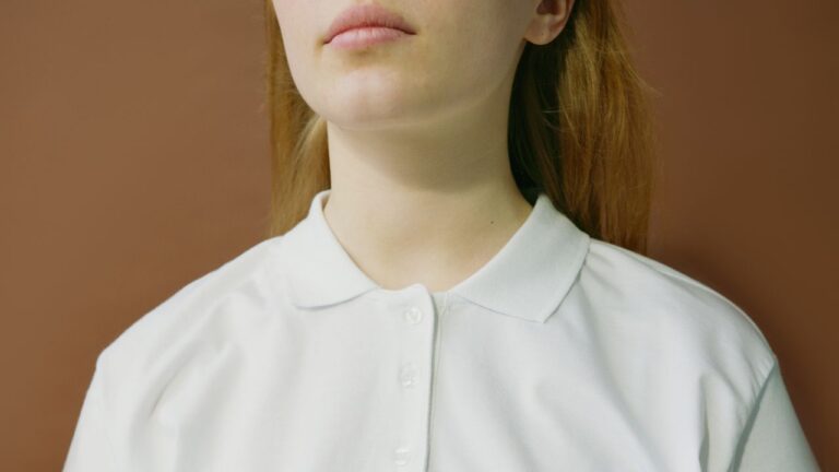 Le polo, vêtement prisé pour son élégance et sa polyvalence dans le secteur de la mode.