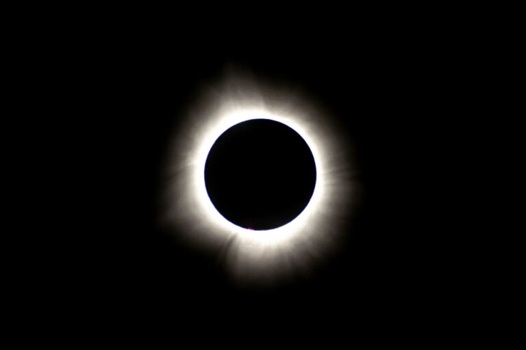Éclipse solaire : 99 % du Soleil occulté, les lunettes de soleil ne protègent pas les yeux.