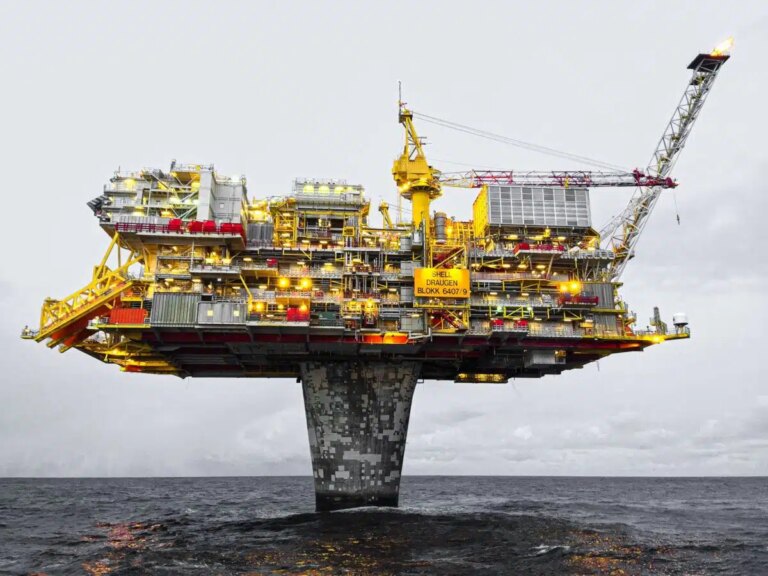Pétrole : le Brent dépasse 90 dollars, les entreprises énergétiques en vigilance.