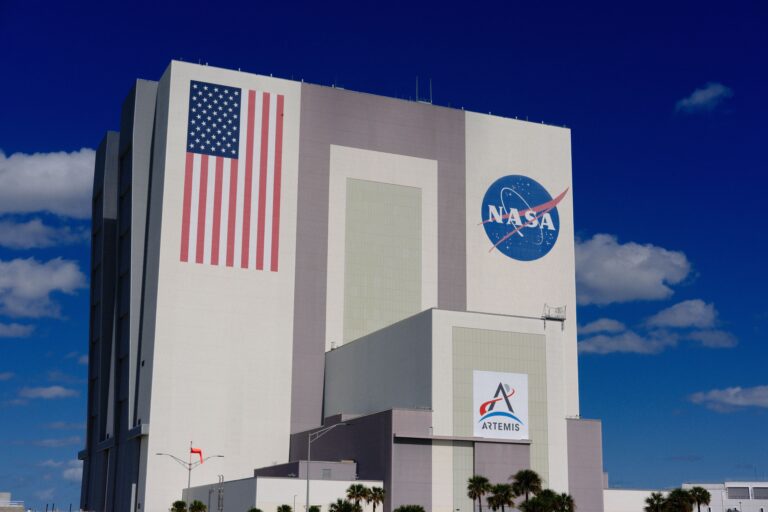 La NASA teste un amarrage spatial inédit, renonçant à l’alunissage d’Artemis III.