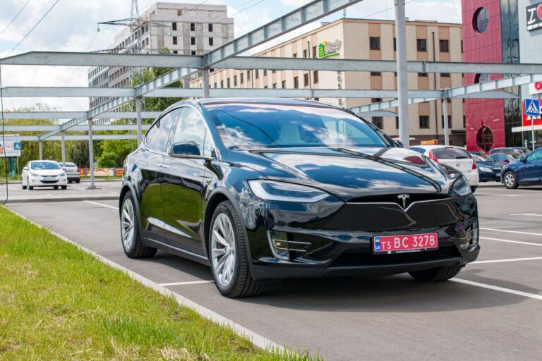 La France refuse à Tesla l’autorisation pour la conduite autonome sur son territoire.