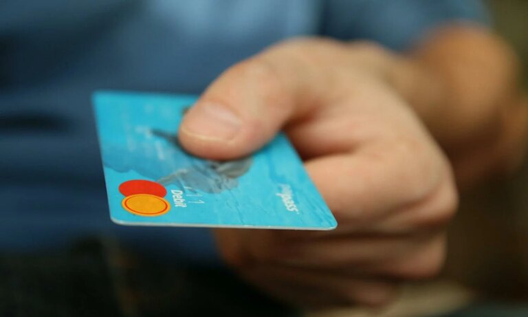 Carte bancaire : un nouveau système remplace le code à 4 chiffres en France.