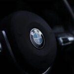 BMW annonce 8 000 suppressions de postes et un transfert stratégique vers la Hongrie.