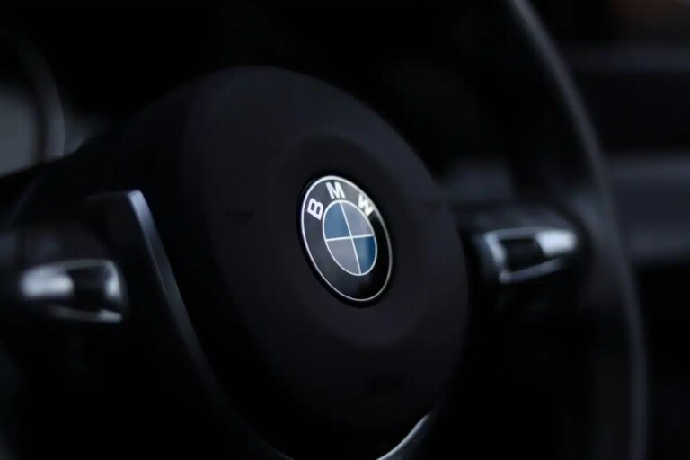 BMW annonce 8 000 suppressions de postes et un transfert stratégique vers la Hongrie.