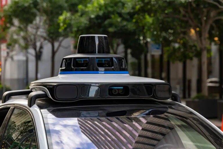 Waymo réduit les accidents de 68 %, renforçant la sécurité des transports autonomes.
