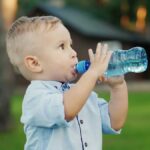 Exposition précoce aux PFAS : risques intestinaux identifiés chez les enfants.