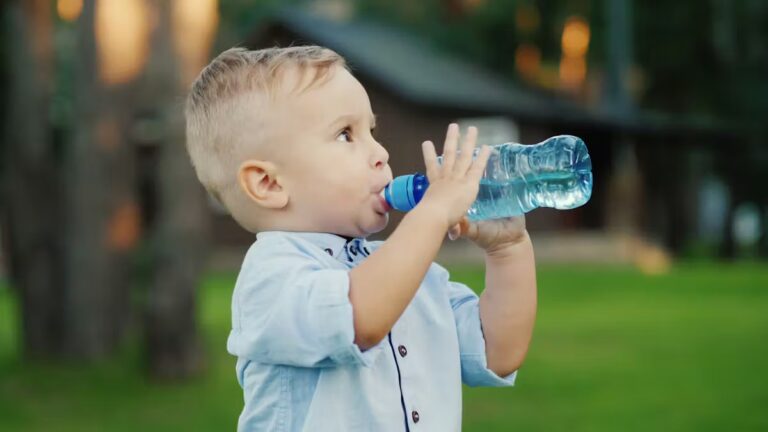 Exposition précoce aux PFAS : risques intestinaux identifiés chez les enfants.