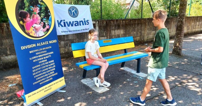 Molsheim : des écoles installent des bancs pour favoriser les rencontres entre élèves.