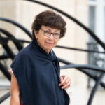Monique Barbut annule son TGV pour rentrer en avion, évitant un blocage ministériel.