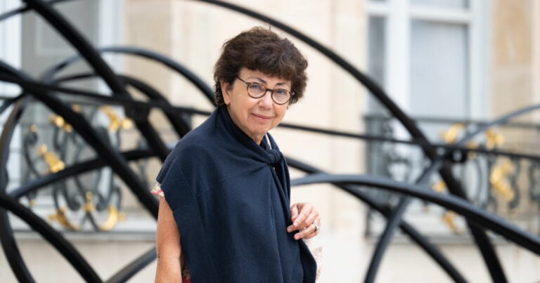 Monique Barbut annule son TGV pour rentrer en avion, évitant un blocage ministériel.
