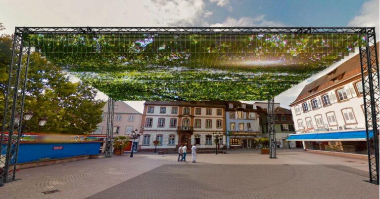 Haguenau : Une structure aérienne en canopée installée sur la place du Forum pour créer de l’ombre.