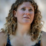 Maud Perrin souligne les inégalités persistantes des femmes dans le parapente acrobatique