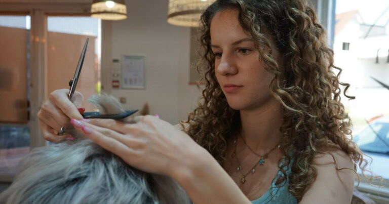 Chloé Kolb, 16 ans, élue meilleure apprentie de France en coiffure à Stundwiller.