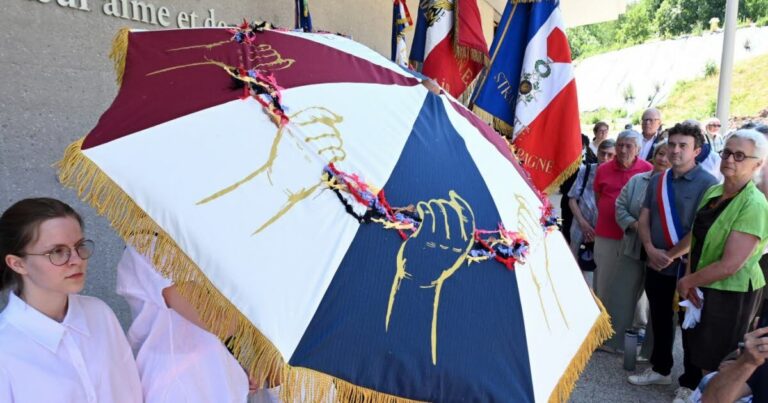Des élèves d’Alsace s’approprient la mémoire de la Seconde Guerre mondiale au Mur des noms de Schirmeck.