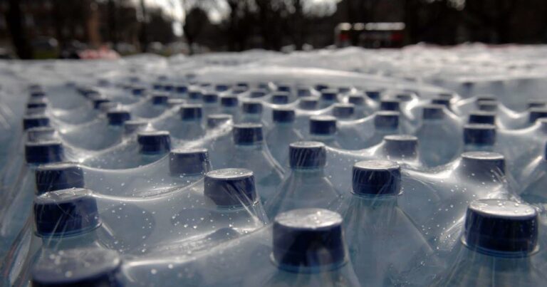 Interdiction des packs de bouteilles d’eau à Bruxelles : conséquences sur le secteur de l’hydratation.