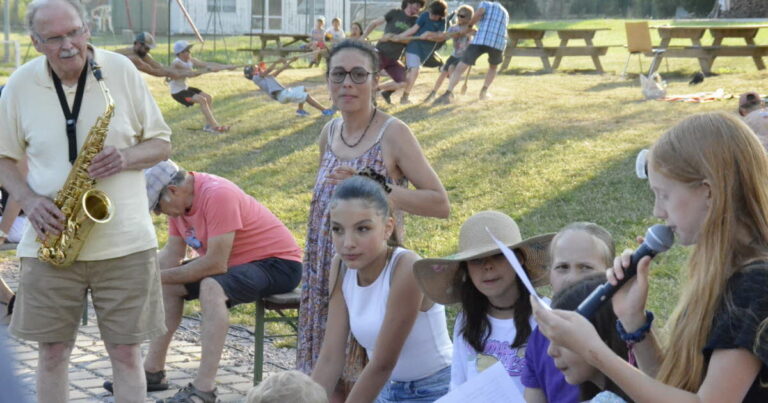 Création de l’association Les Petits z’hêtres par des parents d’élèves au Hohwald.