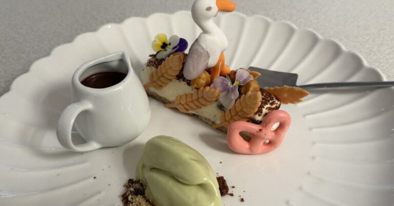 Madeleine Franck-Diebold de Diemeringen remporte le premier prix du concours de cuisine.