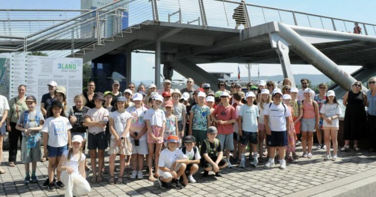 Trois classes de jeunes artistes de Huningue exposent leurs œuvres près de la Passerelle.