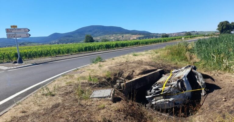 Voiture en feu sur le toit à Saint-Pierre, le conducteur introuvable après l’accident.