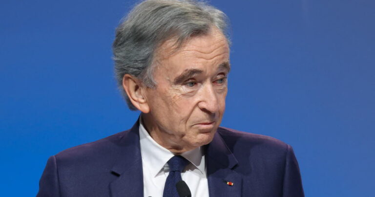 Bernard Arnault dément les rumeurs de tensions familiales dans le secteur du luxe.