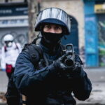 Vers une présomption d’usage légitime des armes par la police en France ?