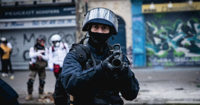 Vers une présomption d’usage légitime des armes par la police en France ?