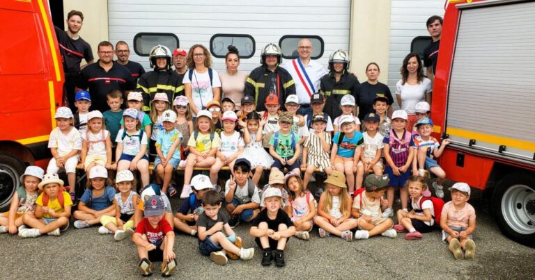 Les enfants d’Ungersheim échangent avec les pompiers sur la sécurité incendie.