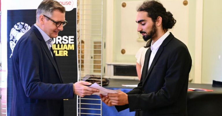 Ianis Vervaecke, compositeur autodidacte, remporte la bourse William-Wyler pour son œuvre.