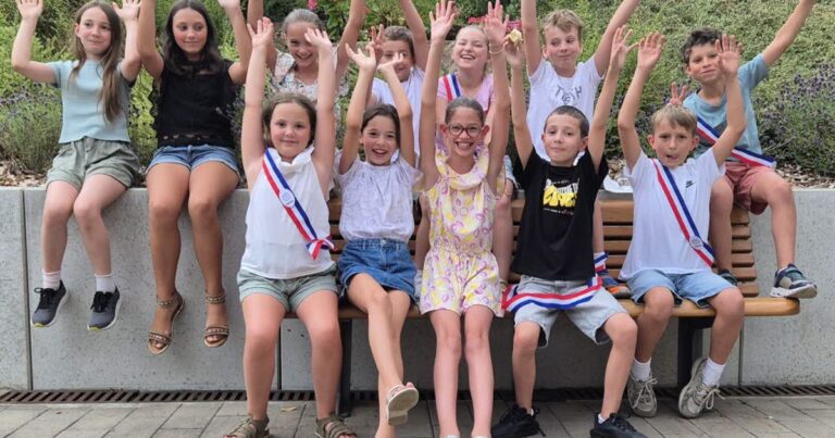 Nouvelles élections au conseil municipal des enfants à Gries avec des membres élus.