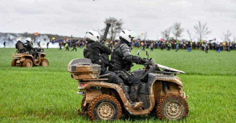 Mégabassines à Sainte-Soline : tensions entre autorités et manifestants entraînent des blessures.