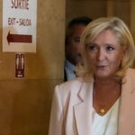 Marine Le Pen lance sa campagne présidentielle, sans bracelet électronique, selon la procureure.