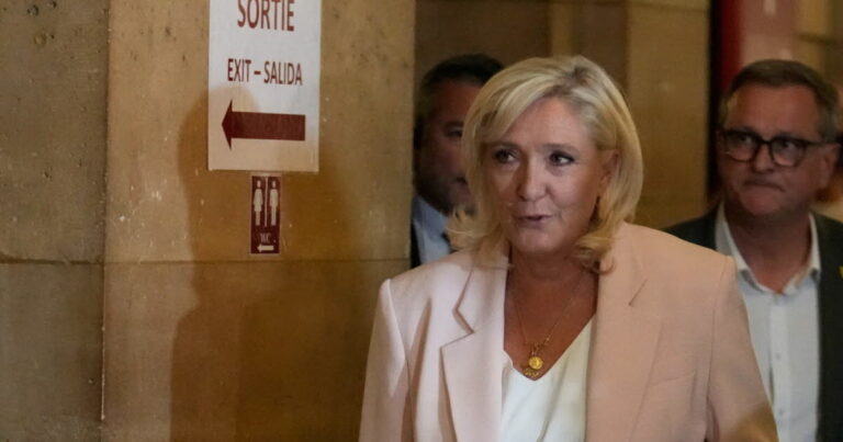 Marine Le Pen lance sa campagne présidentielle, sans bracelet électronique, selon la procureure.