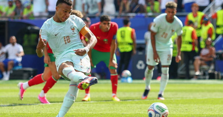 France-Maroc : Mbappé rate un penalty dans un match dominé par les Bleus.