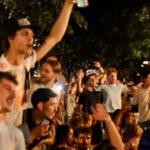 France bat le Maroc 2-0 : les supporters lyonnais expriment leur joie dans le Rhône.