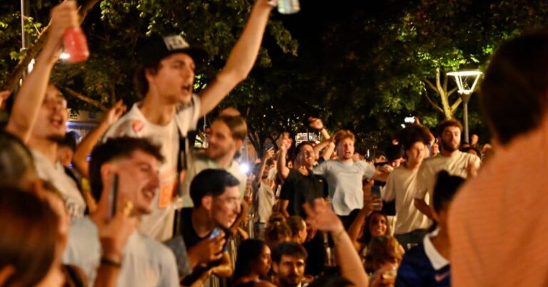 France bat le Maroc 2-0 : les supporters lyonnais expriment leur joie dans le Rhône.